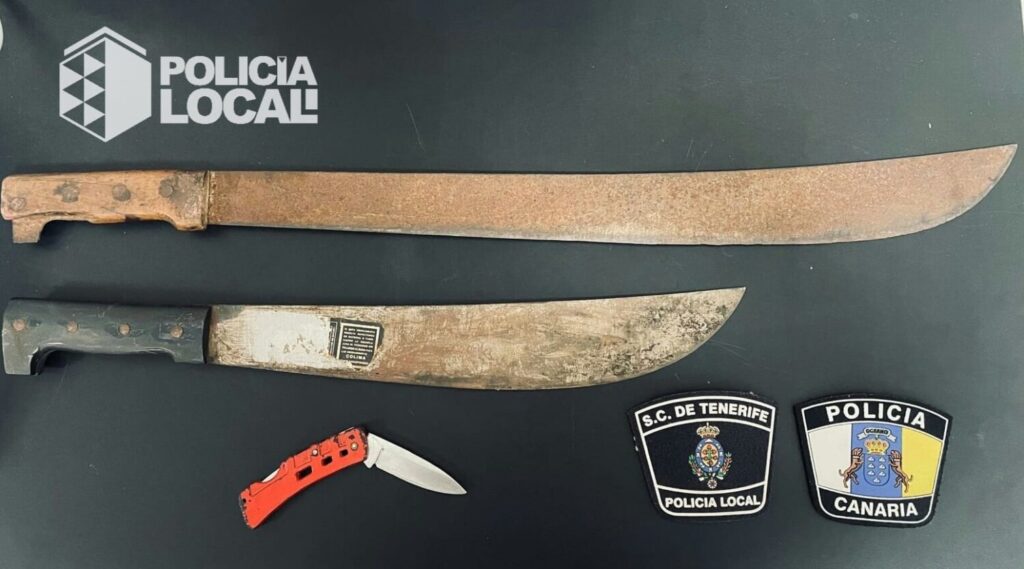 El detenido utilizó dos machetes, uno con una hoja de 37 centímetros y otro de 36 centímetros