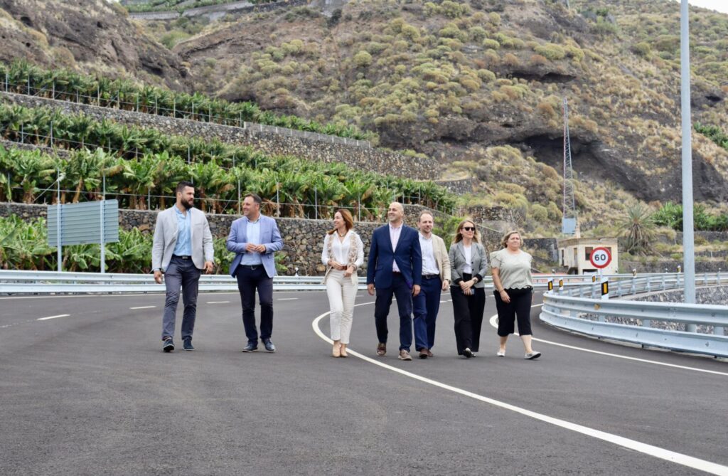 Autoridades durante la apertura de la carretera de acceso al Puerto de Tazacorte / Consejería de Obras Públicas 