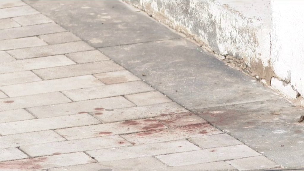 Restos de sangre en la calzada tras un apuñalamiento que dejó un herido de gravedad en Arrecife
