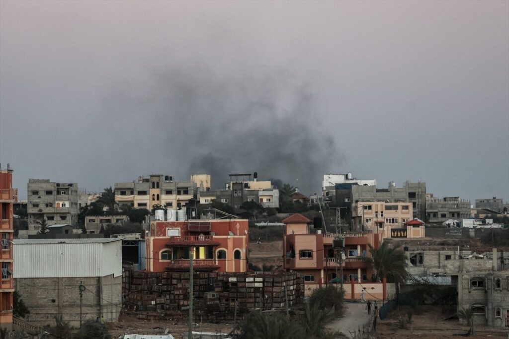 Columna de humo tras un bombardeo del Ejército de Israel contra Rafá, en la frontera entre la Franja de Gaza y Egipto (archivo) - Europa Press/Contacto/Jehad Alshrafi