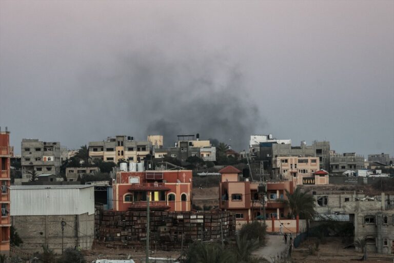 Decenas de muertos en un bombardeo de Israel en un campamento de desplazados en Rafá