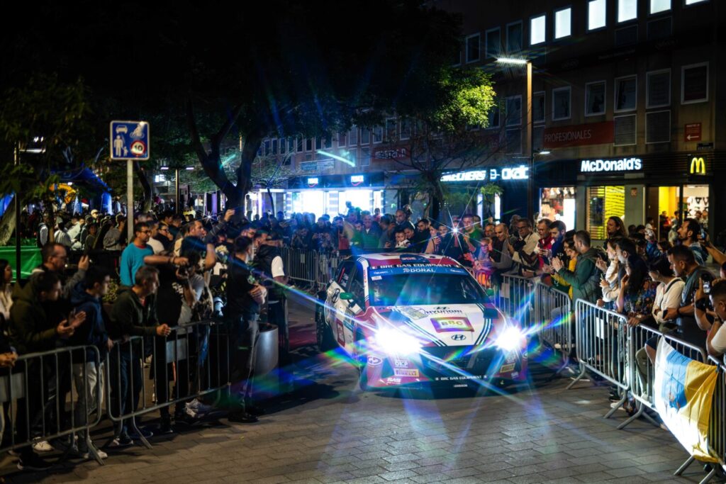 El 48 Rally Islas Canarias recibe el banderazo de salida ante miles de espectadores.