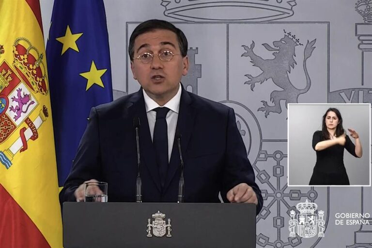Albares no descarta romper relaciones con Argentina y cita este lunes a su embajador en Madrid