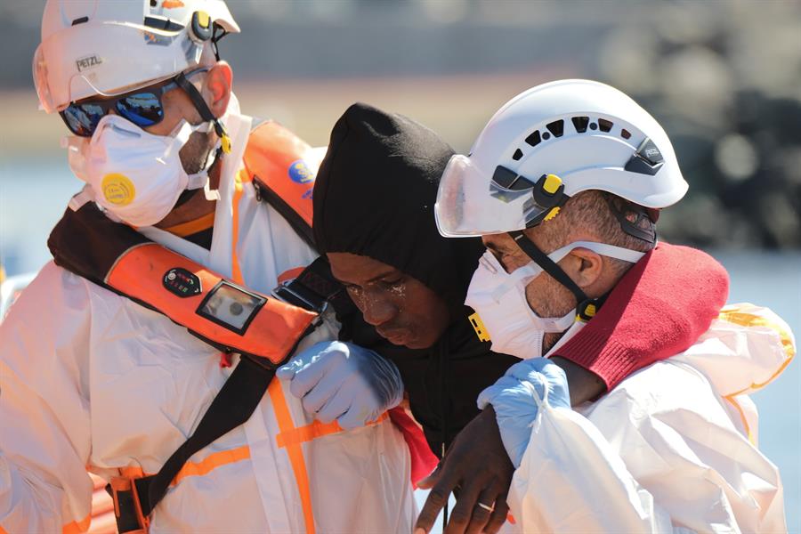Rescatan un cayuco con 60 migrantes a doce millas de Gran Canaria