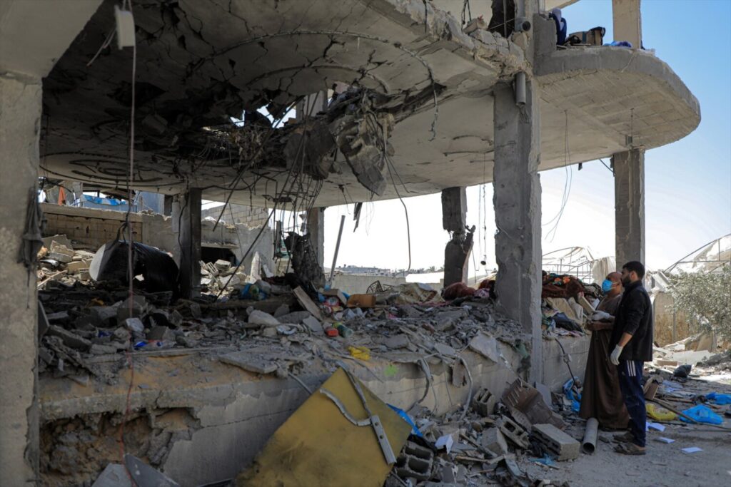 Un edificio destruido en la ciudad de Rafá, en el sur de la Franja de Gaza - Europa Press/Contacto/Rizek Abdeljawad