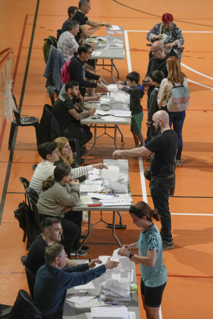 Según la web de la Generalitat que informa de los datos de la jornada, hasta las 18:00 horas han votado 2.452.073 electores