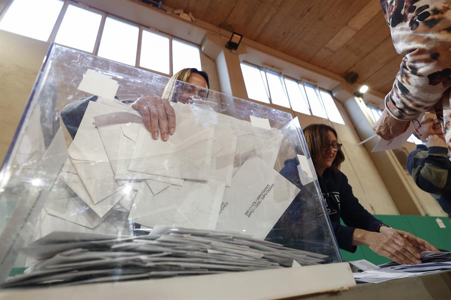 Los miembros de una mesa electoral proceden a la apertura de las urnas para el recuento de votos, tras el cierre de los colegios electorales este domingo 12 mayo en Barcelona. EFE/ Quique García