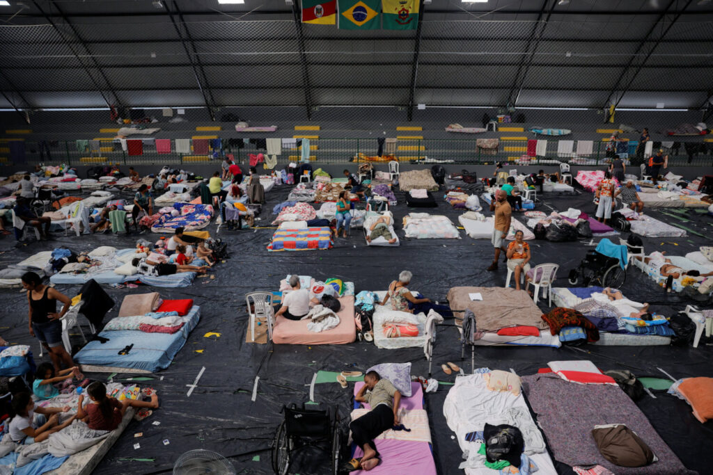Las personas que han sido evacuadas de zonas inundadas descansan en un gimnasio utilizado como refugio, en Guaiba, estado de Rio Grande do Sul, Brasil, 8 de mayo de 2024. REUTERS/Amanda Perobelli