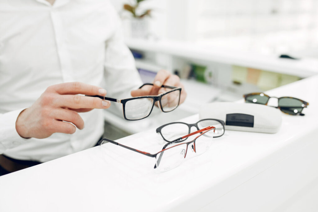 Las gafas y las lentillas entrarán en 2025 en la cartera de servicios de Sanidad. Imagen de recurso Freepik