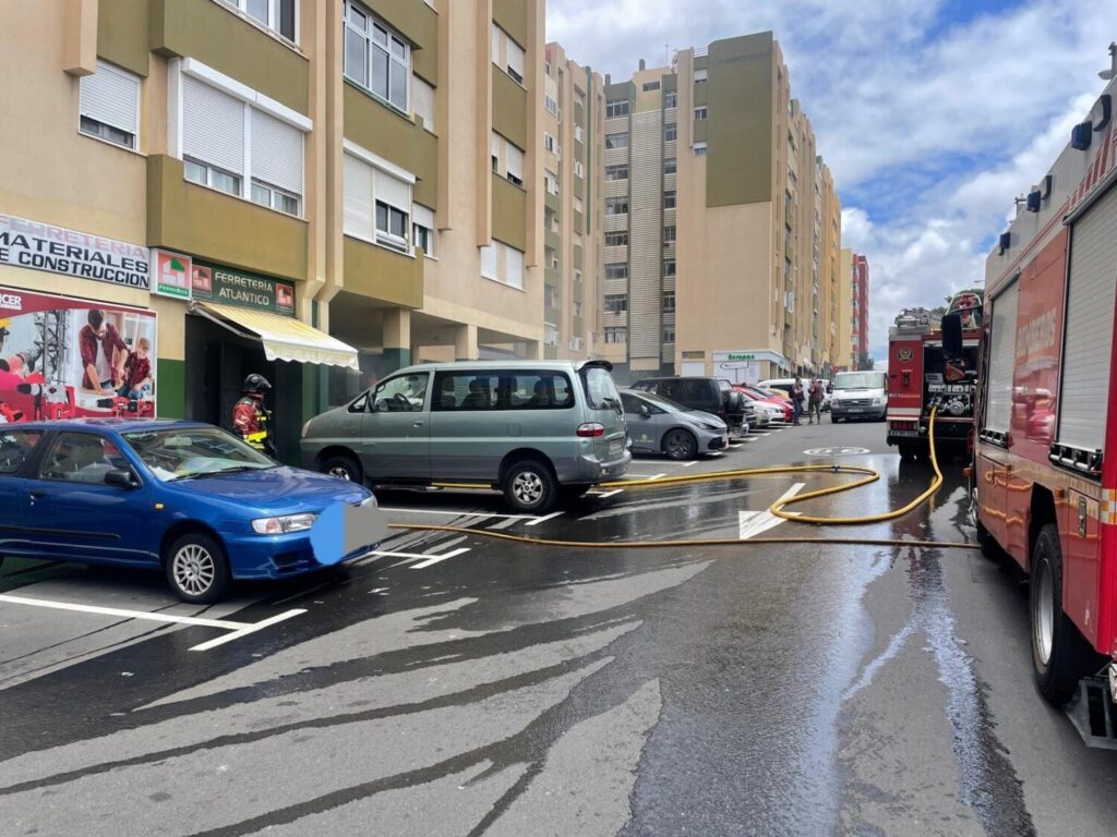 Evacúan un edificio de ocho plantas por un incendio en La Feria, en Las Palmas de Gran Canaria