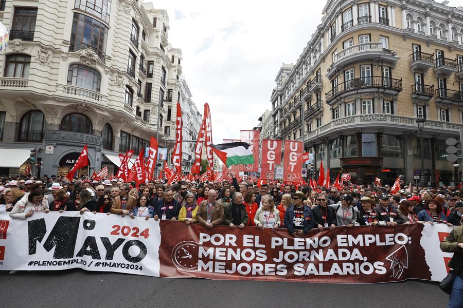 Manifestación convocada por los dos grandes sindicatos, CCOO y UGT, este miércoles en Madrid, en un Primero de Mayo que tiene como lema 'Por el pleno empleo: reducir jornada, mejorar salarios'. EFE/FERNANDO ALVARADO