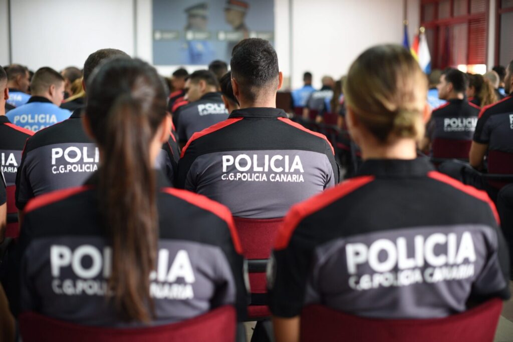 Imagen de varios agentes de la Policía Canaria sentados y de espaldas