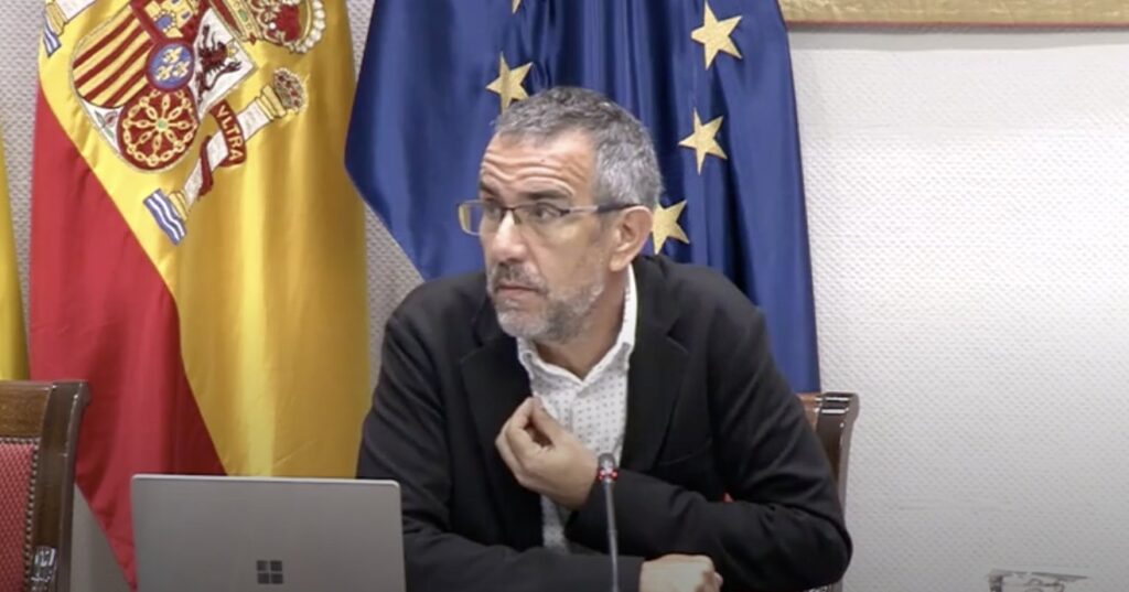 El profesor de la Universidad de La Laguna, Raúl Hernández, durante la comisión parlamentaria que aborda el reto demográfico 