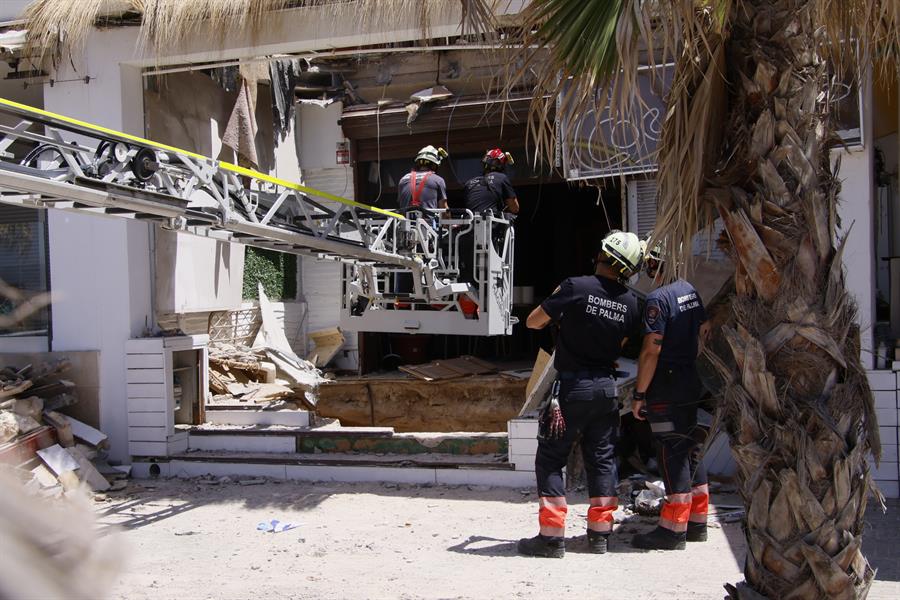 Trabajos después del derrumbe de la terraza de un restaurante de la Playa de Palma. Imagen EFE