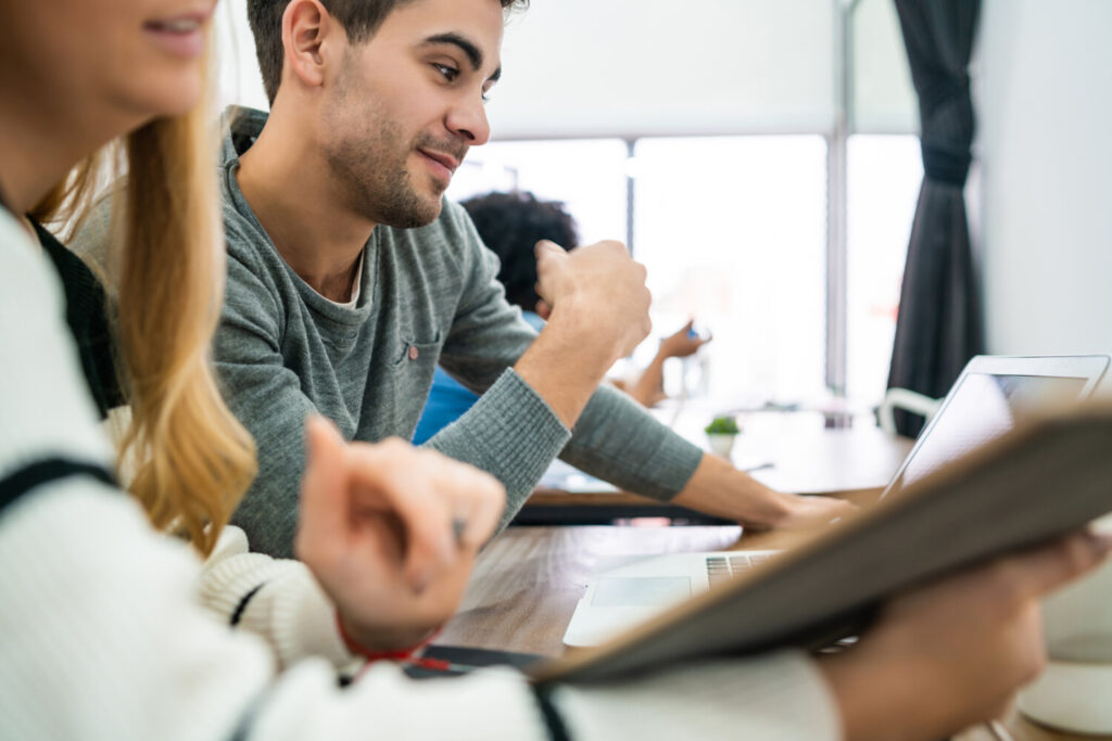 Jóvenes en una academia de estudios. Imagen de recurso Freepik