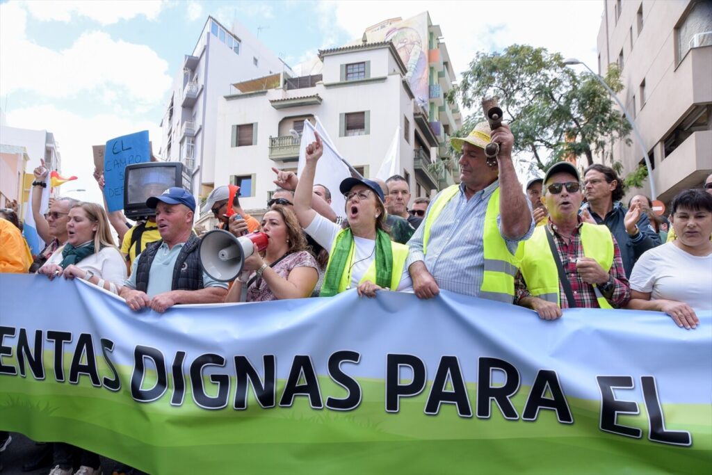 Varias personas protestan durante una manifestación del sector primario canario el 24 de febrero de 2024, en Santa Cruz de Tenerife. Imagen Estefanía Briganty  / Europa Press (Foto de ARCHIVO) 
