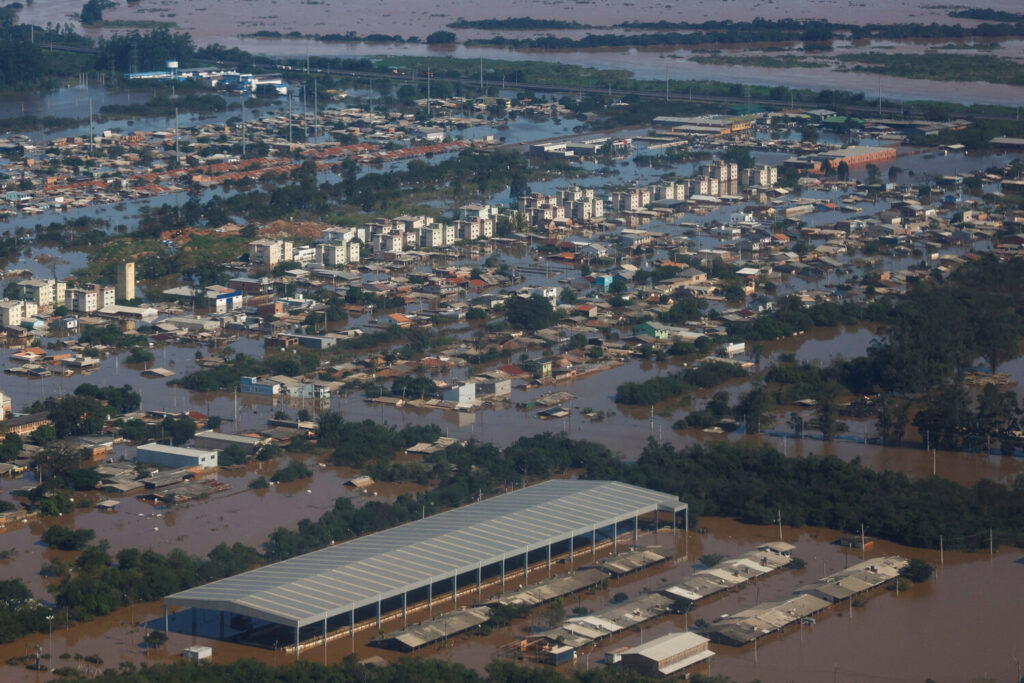 Una vista aérea muestra casas inundadas en Canoas, estado de Rio Grande do Sul, Brasil, 9 de mayo de 2024. REUTERS/Adriano Machado