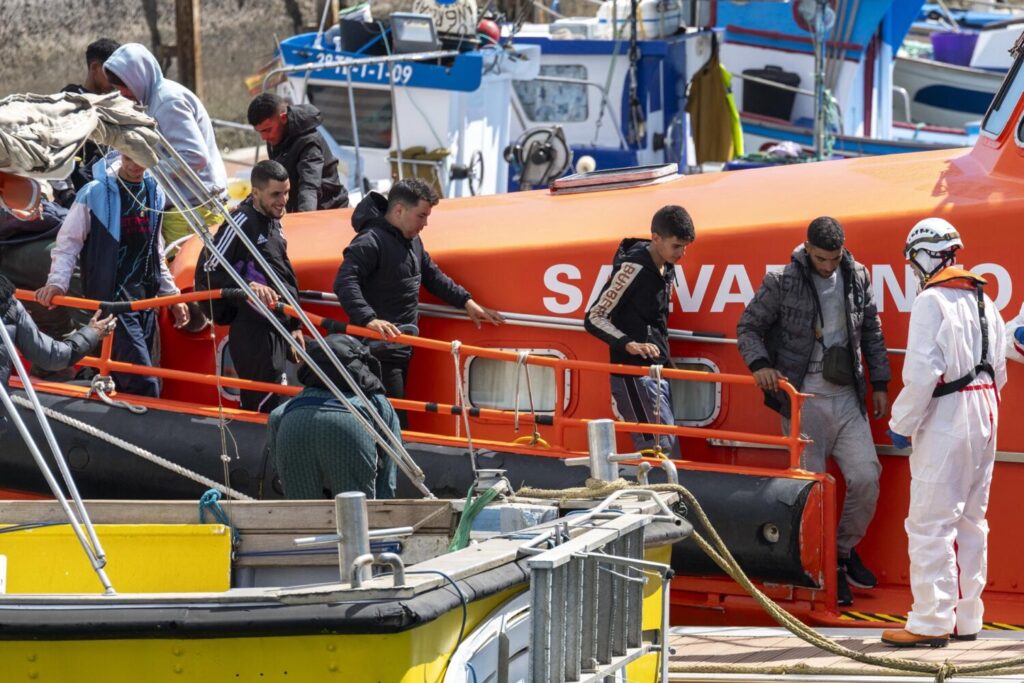 205 migrantes rescatados durante este domingo en aguas Canarias