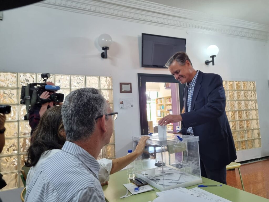 El candidato del PSOE, Juan Fernando López Aguilar, ejerce su derecho a voto