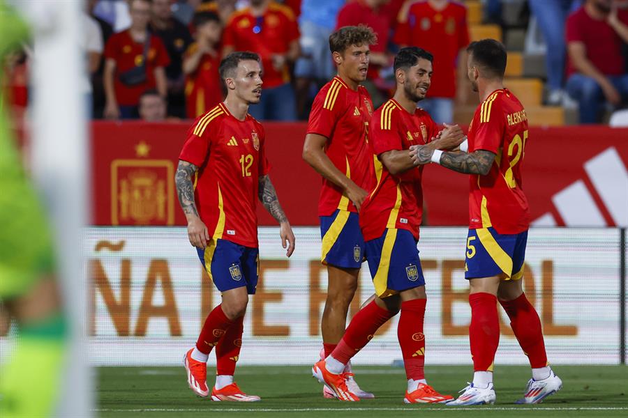 El delantero de la selección española de fútbol Ayoze Pérez (2-d) celebra con sus compañeros tras marcar ante Andorra. Imagen EFE