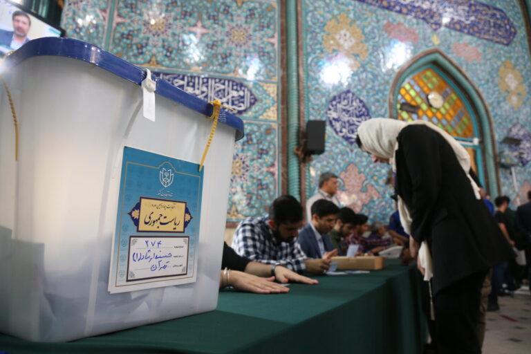 Los primeros resultados apuntan a una segunda vuelta de las presidenciales en Irán