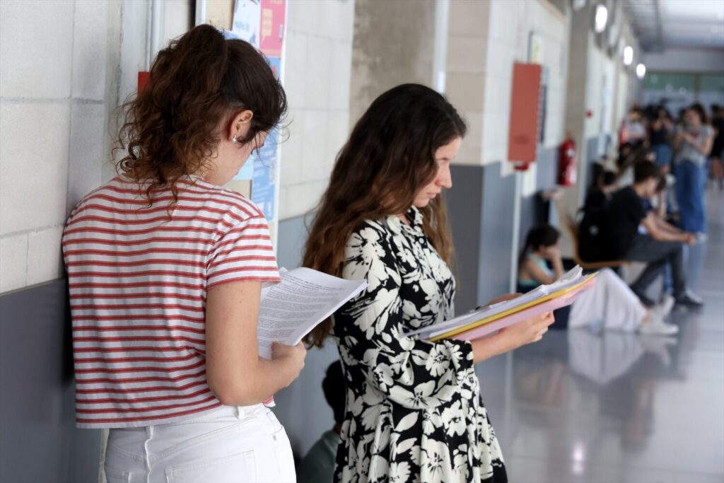 Canarias se reunirá para preparar los exámenes de la PAU. (Archivo) Estudiantes se preparan fuera del aula para un examen/ Europa Press (Foto de ARCHIVO)