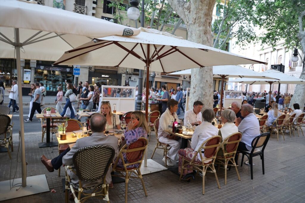 Canarias gana un 5,7% de trabajadores turísticos en mayo
