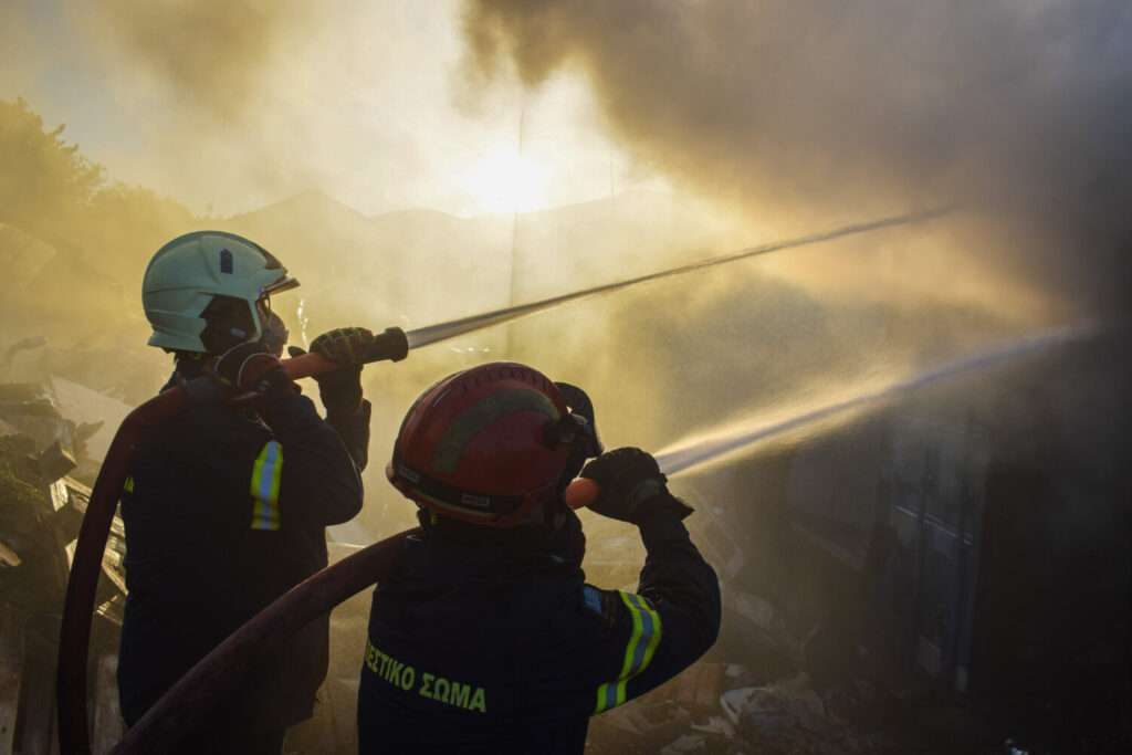 Los rescoldos de los fuegos artificiales lanzados el viernes por la noche desde el yate 'Perséfone' acabaron incendiando el único pinar de la isla