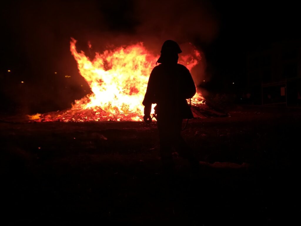 Una hoguera en la Noche de San Juan. Imagen cedida por el Ayuntamiento de Santa Cruz de Tenerife