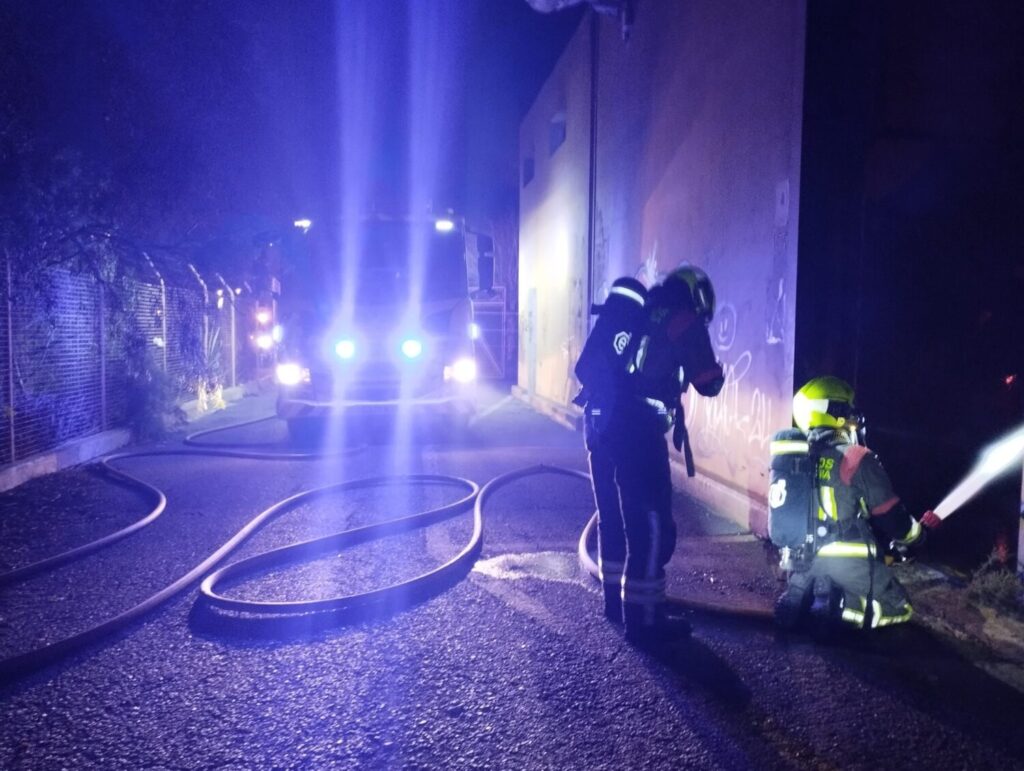 Un incendio de considerables proporciones se produjo la noche de este jueves en una nave de tomateras abandonada en la zona de bajada de El Burrero, en Gran Canaria