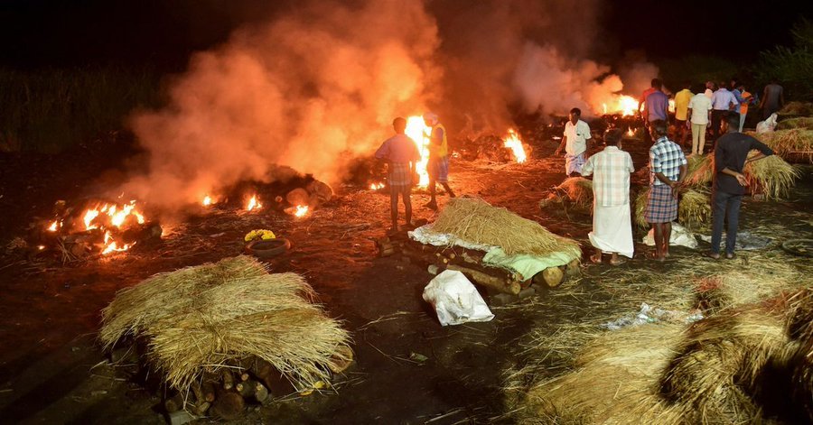 Los cuerpos de personas que murieron después de consumir alcohol adulterado son cremados en Kallakurichi, en el estado de Tamil Nadu, India. Imagen Reuters