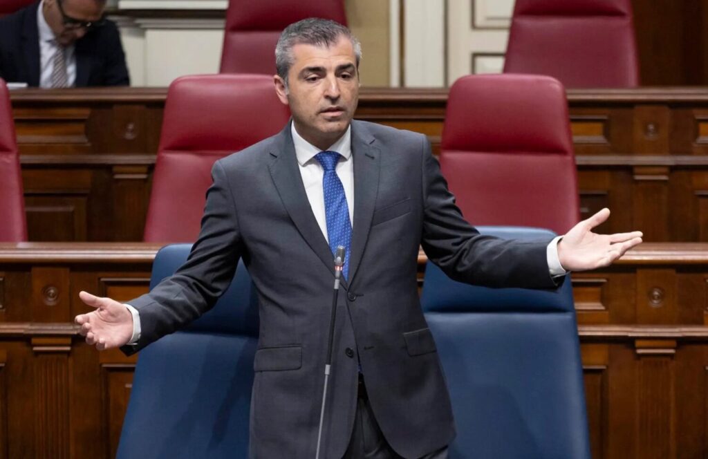 La Ley de Extranjería en el Parlamento de Canarias. El vicepresidente del Gobierno, Manuel Domínguez. EFE