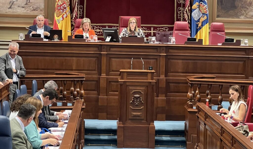 El pleno parlamentario abordó el pacto migratorio. Imagen: Pleno del Parlamento de Canarias, martes 25 de junio. @parcan