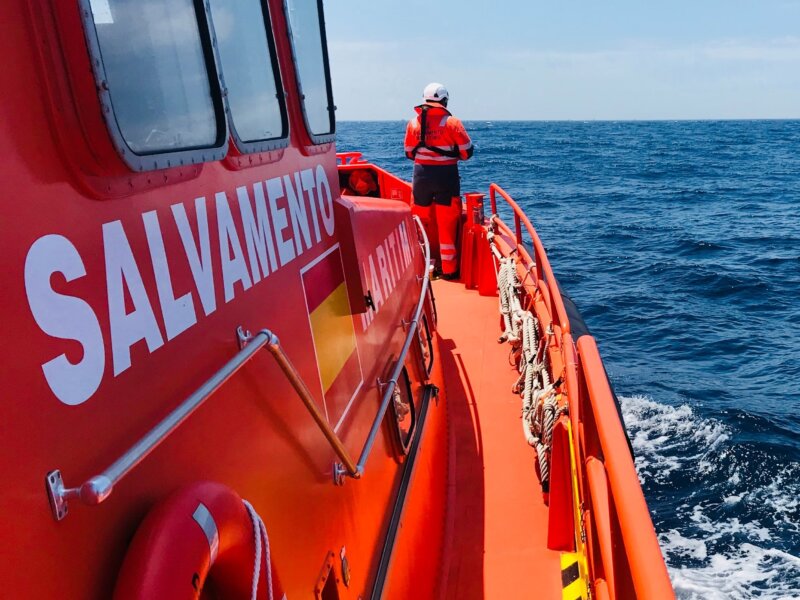 Rescate de cayuco. Embarcación de Salvamento Marítimo