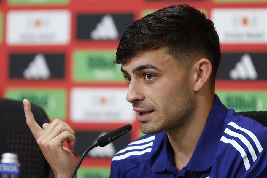 El jugador de la selección española de fútbol Pedri, durante la rueda de prensa. Imagen EFE