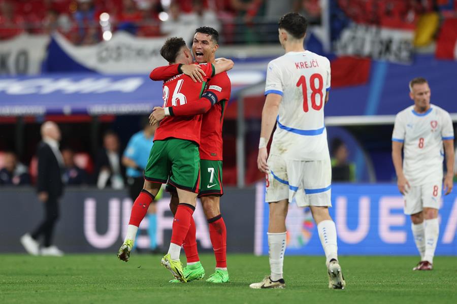 Triunfo de Portugal. Jugadores de Portugal celebran la victoria ante la República Checa.  EFE