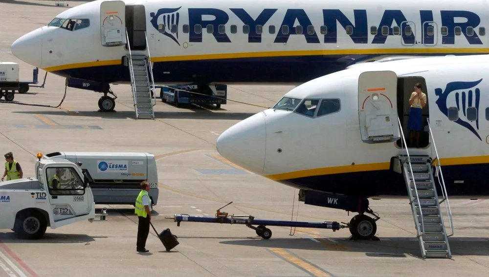 Ryanair es una de las compañías multadas por cobrar el equipaje de mano. Imagen Facua