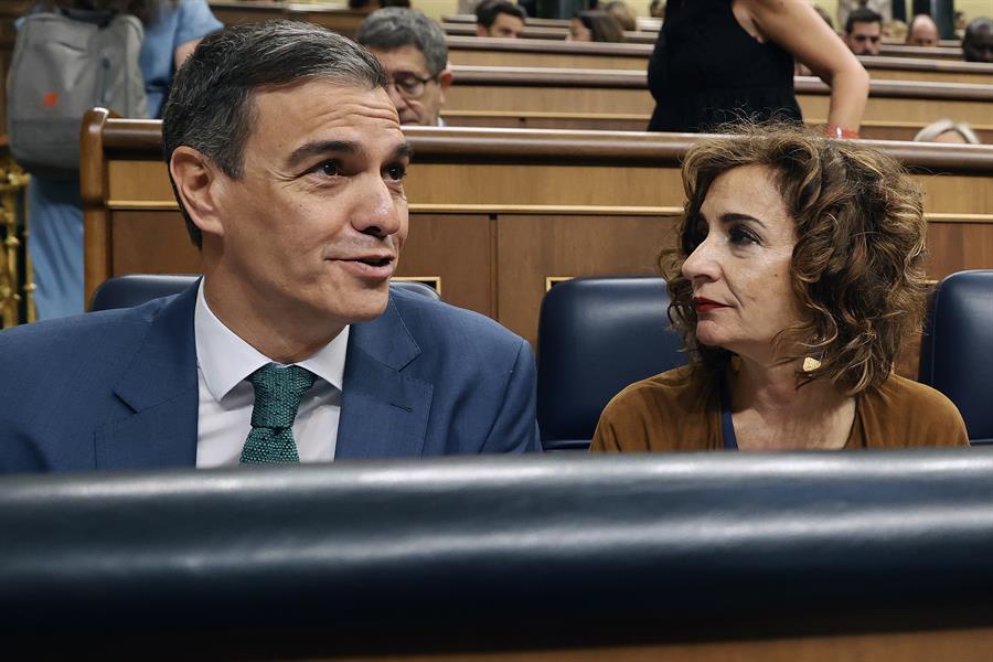 Pedro Sánchez, presidente del Gobierno, y la ministra y vicepresidenta, María Jesús Montero. Imagen EFE