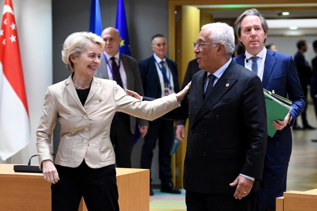 Ursula Von der Leyen y António Costa se saludan en una reunión en Bruselas. Imagen de recurso UE / Europa Press