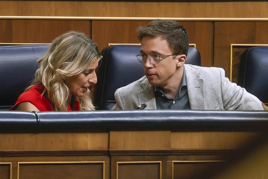 La vicepresidenta segunda del Gobierno y ministra de Trabajo, Yolanda Díaz, y el diputado Iñigo Errejón durante la sesión de control al Ejecutivo en el Congreso. Imagen EFE