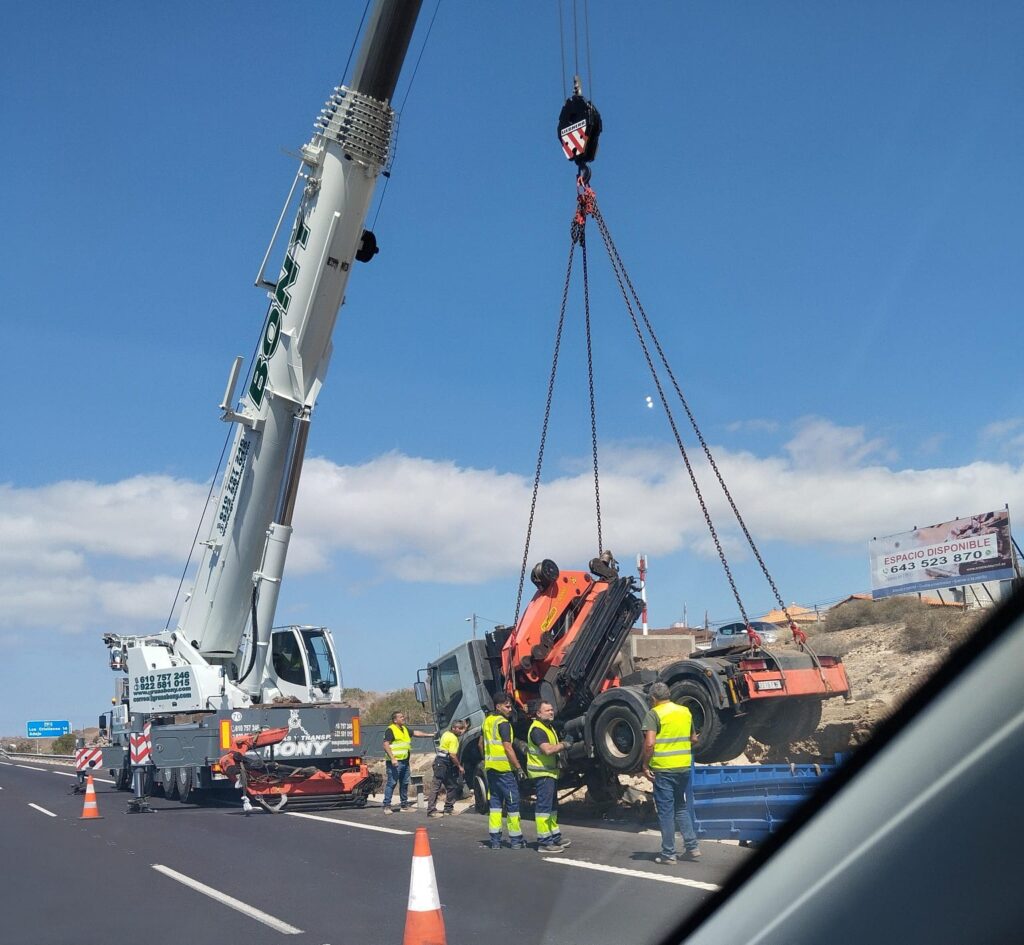 Retirada del camión accidentado en la TF-1 / Redes Sociales