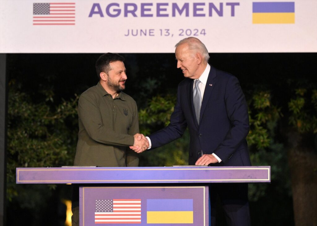 El presidente de EEUU, Joe Biden (d), y su homólogo de Ucrania, Volodimir Zelenski (i), tras la firma de un acuerdo de seguridad de diez años de duración durante la cumbre del G7 Europa Press/Contacto/Ettore Ferrari 