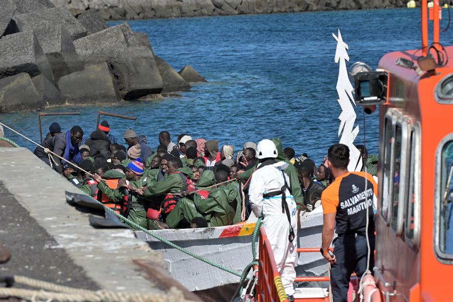 Rescatan en aguas de El Hierro a un cayuco con 145 migrantes a bordo