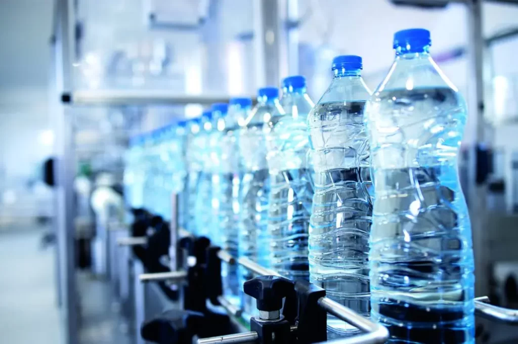 Un estudio que ha detectado microplásticos en el agua embotellada de cinco de las principales marcas que se comercializan