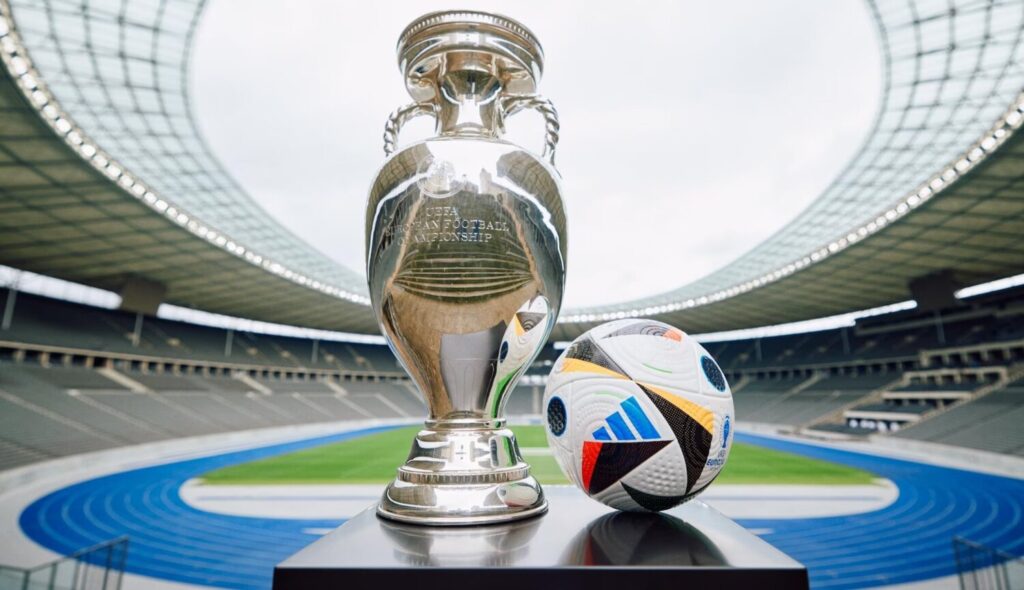 Trofeo y balón oficial de la Eurocopa de Alemania 2024. UEFA EURO 2024