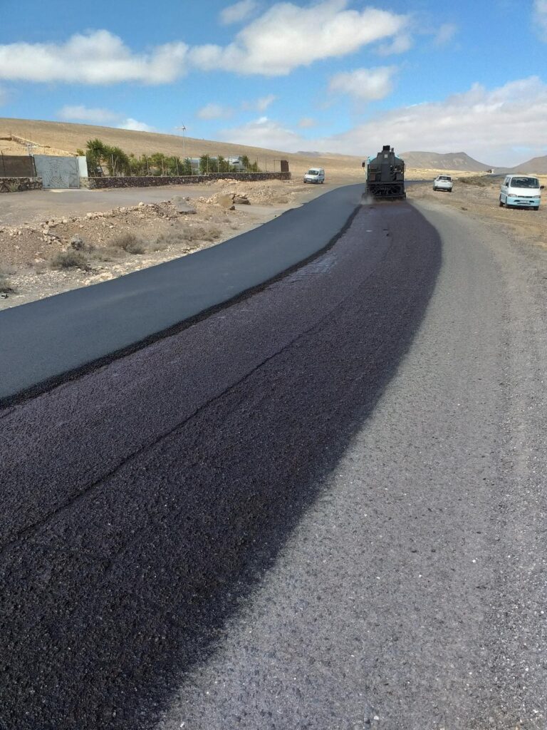 El Cabildo de Fuerteventura rehabilita la carretera FV-2 en La Lajita y Tarajalejo