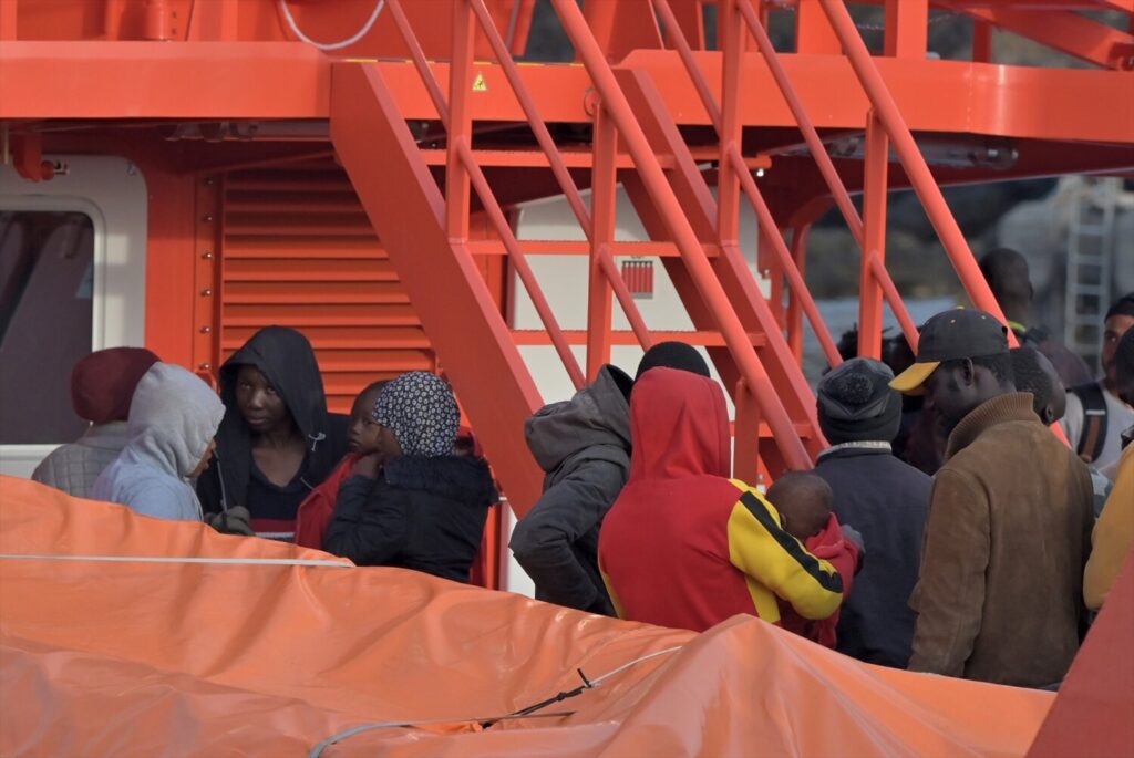Una embarcación de Salvamento Marítimo con migrantes rescatados. Imagen Europa Press 