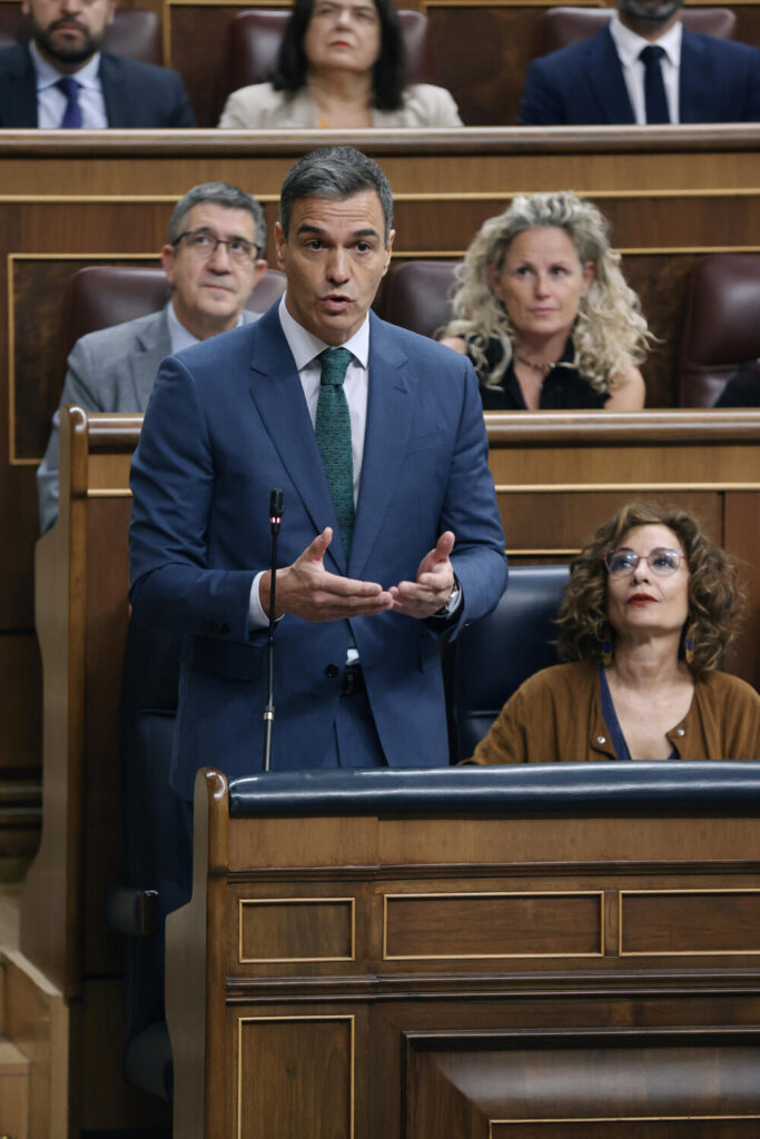 Pedro Sánchez cancela su agenda por motivos personales 

El presidente del Gobierno, Pedro Sánchez, conversa con la vicepresidenta primera y ministra de Hacienda, María Jesús Montero (c), y con la vicepresidenta segunda y ministra de Trabajo, Yolanda Díaz, durante la sesión de control en el Congreso de los Diputados este miércoles. EFE/ J P Gandul