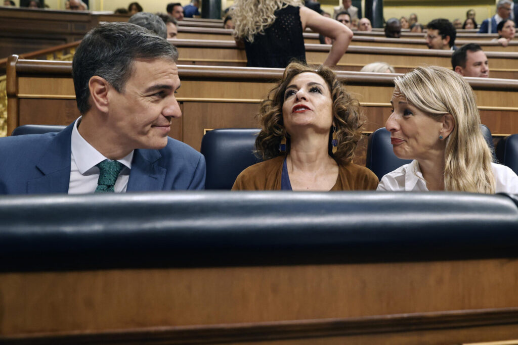 Pedro Sánchez cancela su agenda por motivos personales 

El presidente del Gobierno, Pedro Sánchez, conversa con la vicepresidenta primera y ministra de Hacienda, María Jesús Montero (c), y con la vicepresidenta segunda y ministra de Trabajo, Yolanda Díaz, durante la sesión de control en el Congreso de los Diputados este miércoles. EFE/ J P Gandul