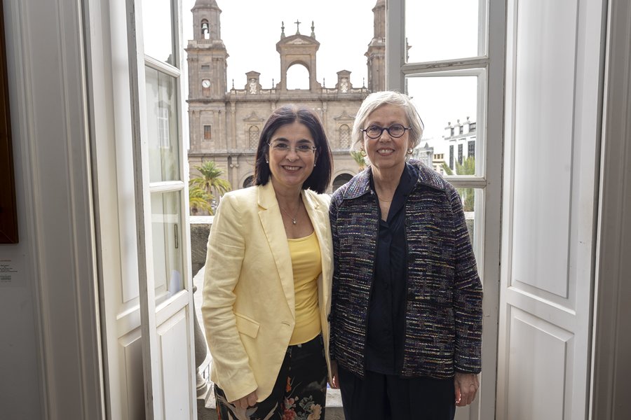 La alcaldesa de Las Palmas de Gran Canaria, Carolina Darias (i), junto a Flora Pescador (d) encargada de dar el pregón de las Fiestas Fundacionales 2024